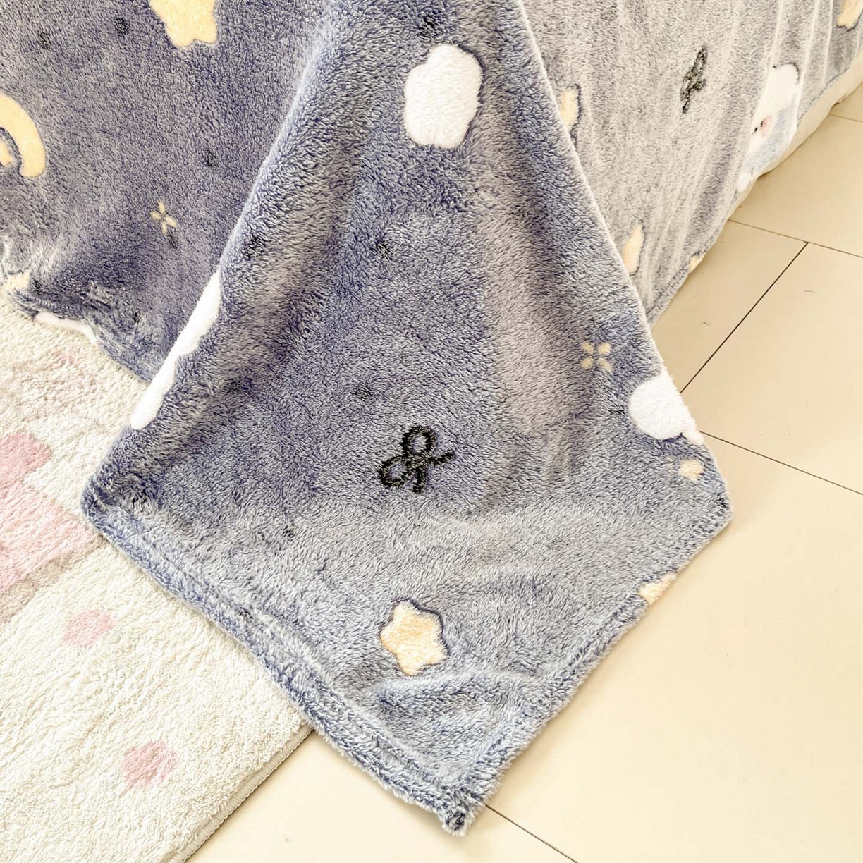 91家纺网 家纺一手货源 找家纺 川悦生活 2025新款高克重双面雪花绒印花毛毯三件套 毛毯星月小狗-灰