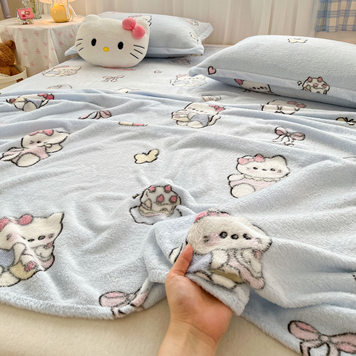 91家纺网 家纺一手货源 找家纺 川悦生活 2025新款高克重双面雪花绒印花毛毯三件套 毛毯幸运小咪