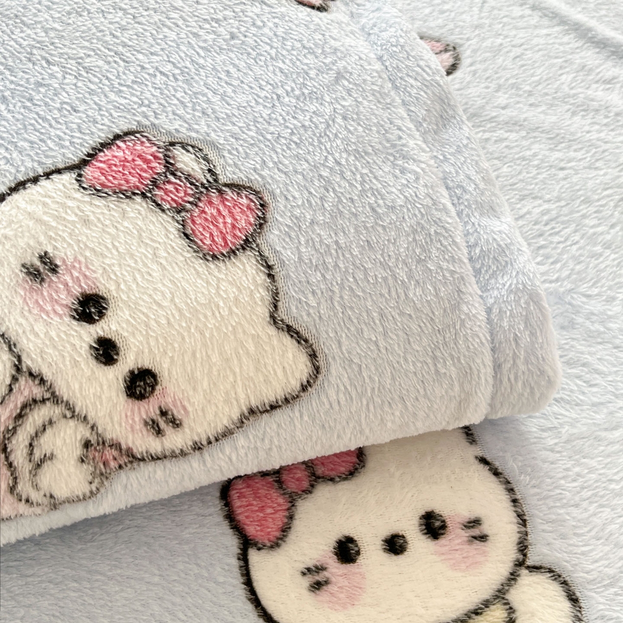 91家纺网 家纺一手货源 找家纺 川悦生活 2025新款高克重双面雪花绒印花毛毯三件套 毛毯幸运小咪