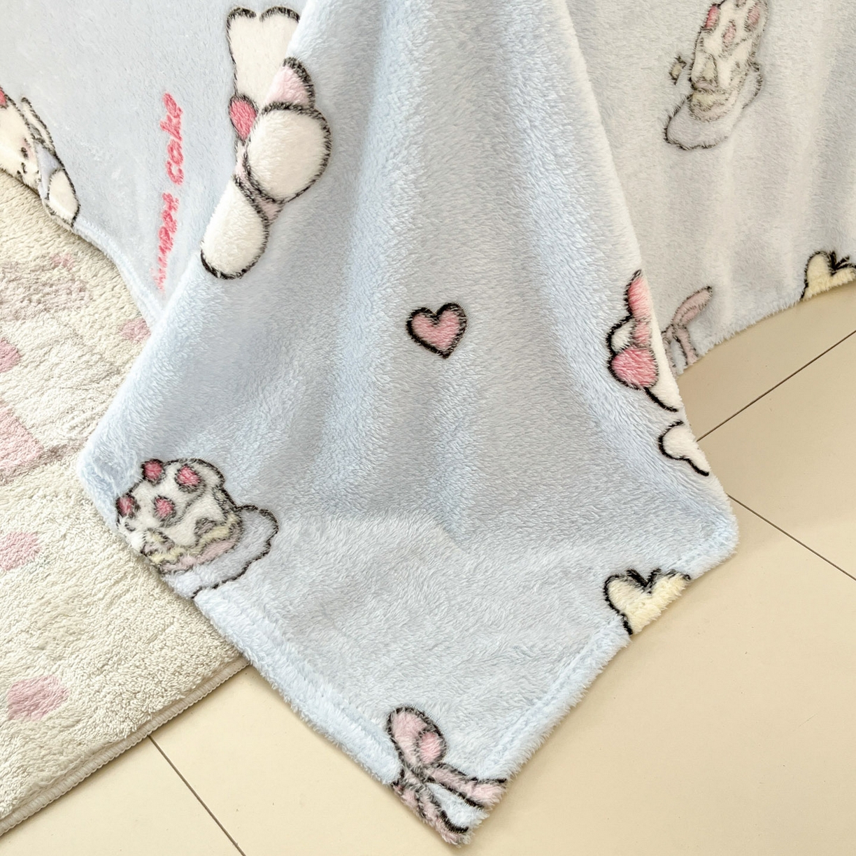 91家纺网 家纺一手货源 找家纺 川悦生活 2025新款高克重双面雪花绒印花毛毯三件套 毛毯幸运小咪