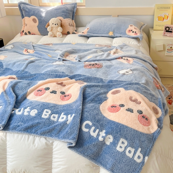 91家纺网 家纺一手货源 找家纺 川悦生活 2025新款高克重双面雪花绒印花毛毯三件套 毛毯熊小巴