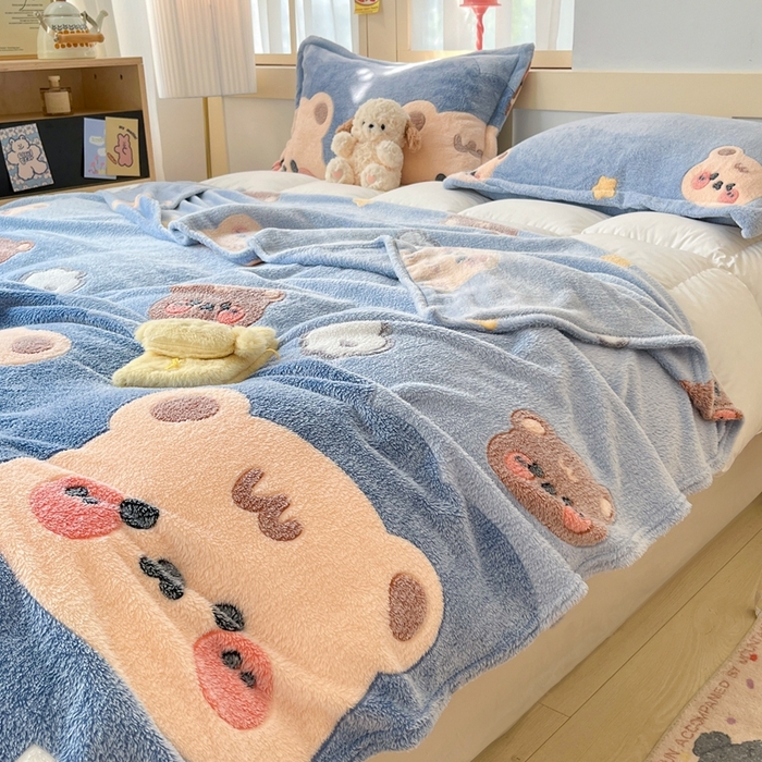 91家纺网 家纺一手货源 找家纺 川悦生活 2025新款高克重双面雪花绒印花毛毯三件套 毛毯熊小巴