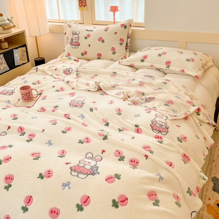 91家纺网 家纺一手货源 找家纺 川悦生活 2025新款高克重双面雪花绒印花毛毯三件套 毛毯郁金奶兔