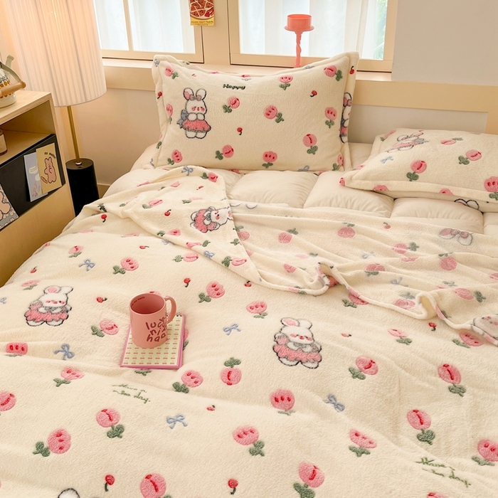 91家纺网 家纺一手货源 找家纺 川悦生活 2025新款高克重双面雪花绒印花毛毯三件套 毛毯郁金奶兔