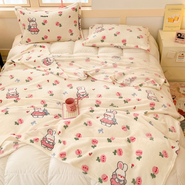 91家纺网 家纺一手货源 找家纺 川悦生活 2025新款高克重双面雪花绒印花毛毯三件套 毛毯郁金奶兔