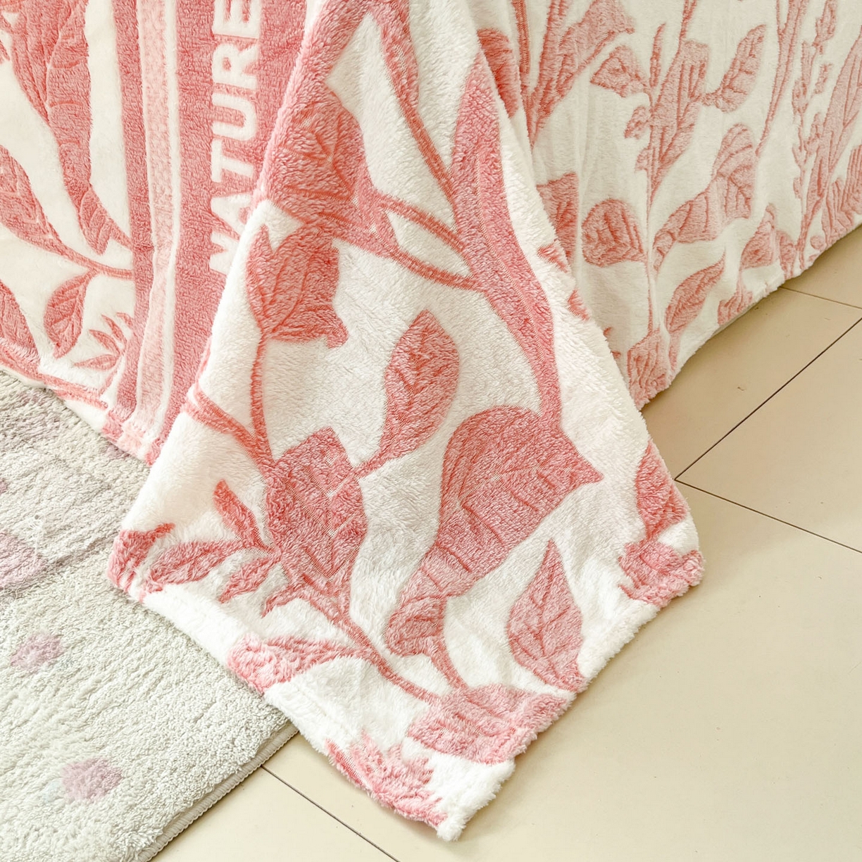 91家纺网 家纺一手货源 找家纺 川悦生活 2025新款高克重双面雪花绒印花毛毯三件套 毛毯月桂-粉