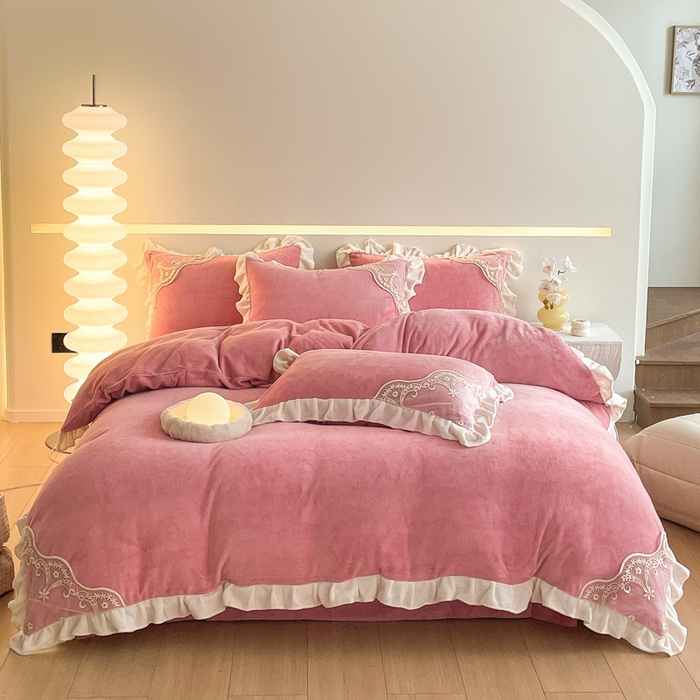 91家纺网 家纺一手货源 找家纺 （总）舒咪欧 2025新款全消光牛奶绒韩版法式公主风纯色绣花边款四件套