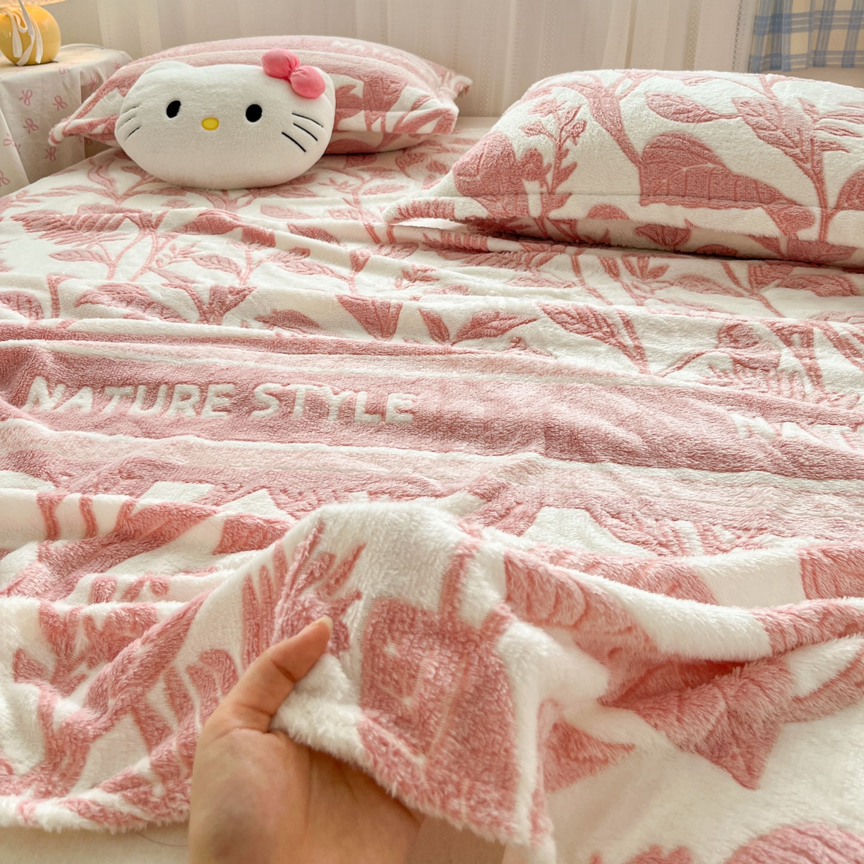 91家纺网 家纺一手货源 找家纺 川悦生活 2025新款高克重双面雪花绒印花毛毯三件套 毛毯月桂-粉