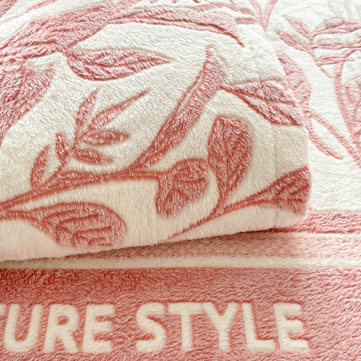 91家纺网 家纺一手货源 找家纺 川悦生活 2025新款高克重双面雪花绒印花毛毯三件套 毛毯月桂-粉