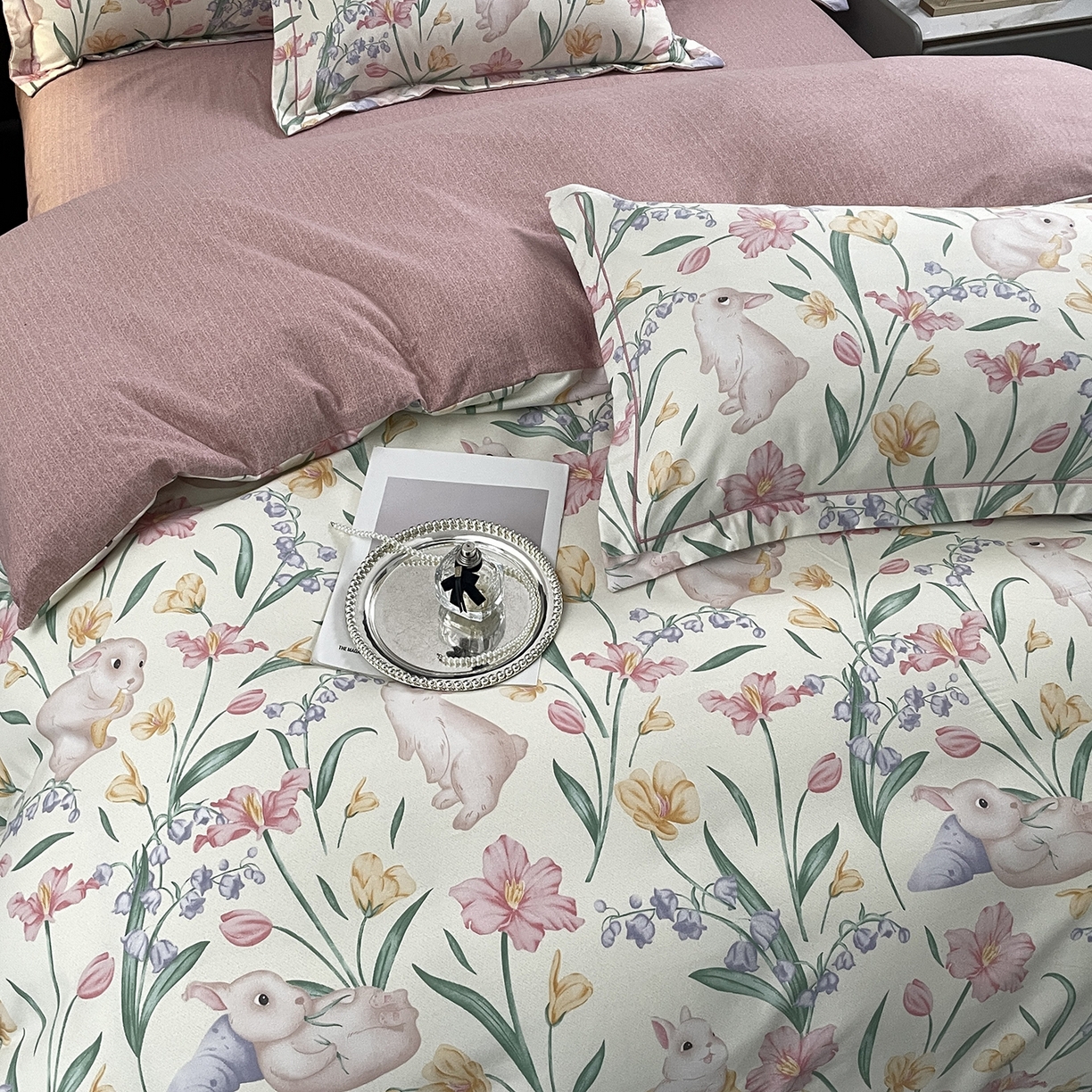 91家纺网 家纺一手货源 找家纺 仟岸家纺 2025新款亲肤舒适全棉磨毛四件套系列 田园兔