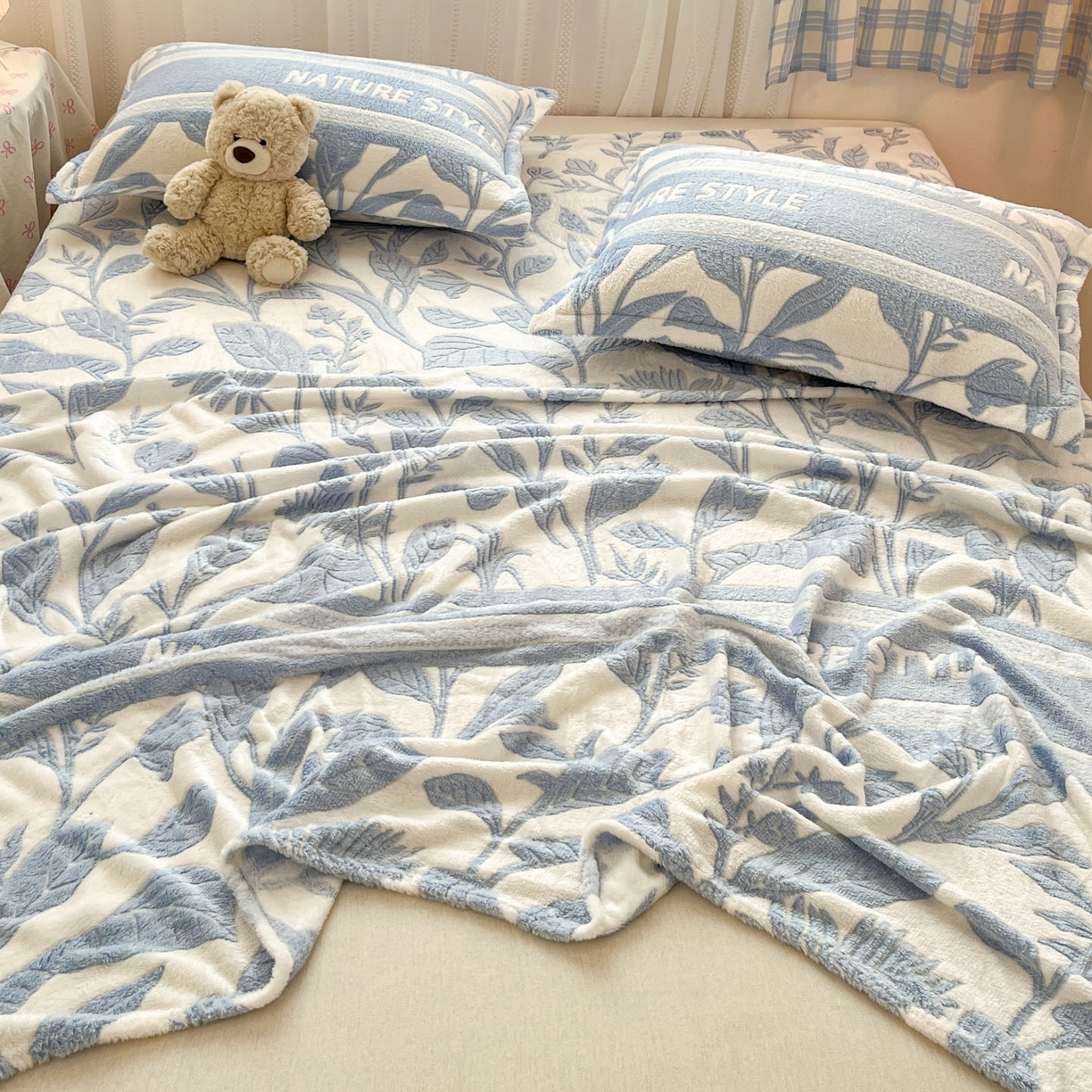 91家纺网 家纺一手货源 找家纺 川悦生活 2025新款高克重双面雪花绒印花毛毯三件套 毛毯月桂-蓝