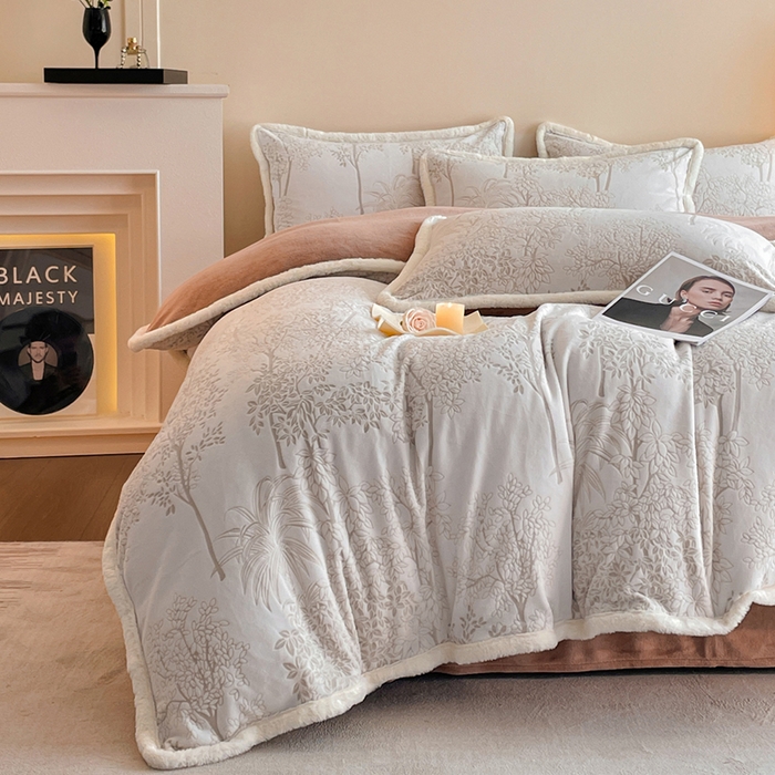 91家纺网 家纺一手货源 找家纺 （总）吾诺  兔毛边230克雕花牛奶绒四件套 - 秋意系列