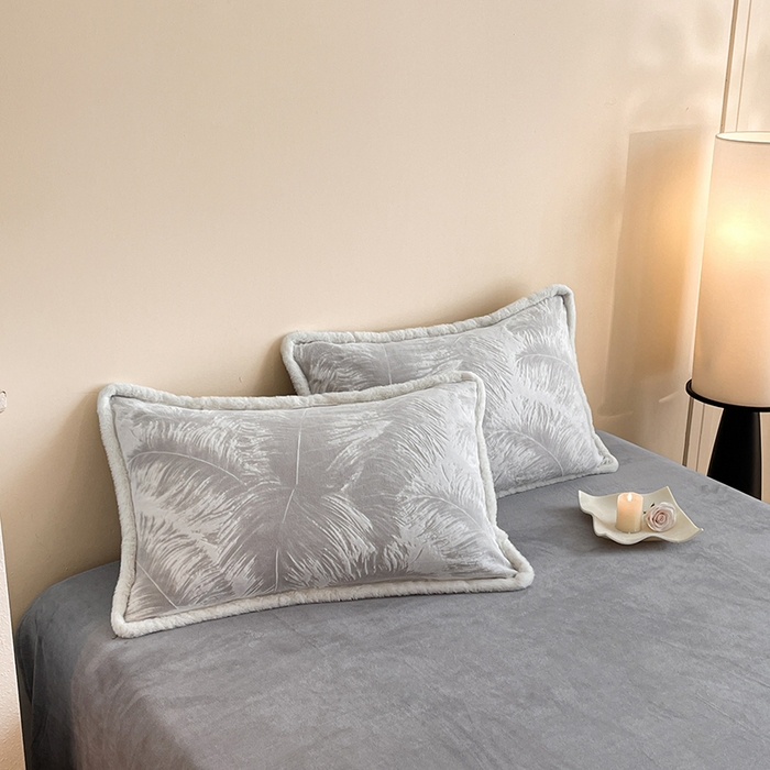 91家纺网 家纺一手货源 找家纺 吾诺家居 230克兔毛边雕花绒四件套-秋意系列 轻羽