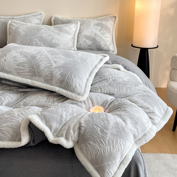 91家纺网 家纺一手货源 找家纺 吾诺家居 230克兔毛边雕花绒四件套-秋意系列 轻羽