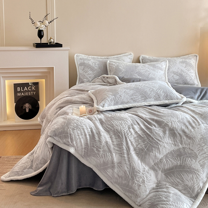 91家纺网 家纺一手货源 找家纺 吾诺家居 230克兔毛边雕花绒四件套-秋意系列 轻羽