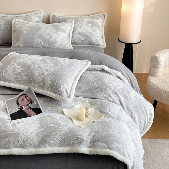 91家纺网 家纺一手货源 找家纺 吾诺家居 230克兔毛边雕花绒四件套-秋意系列 轻羽