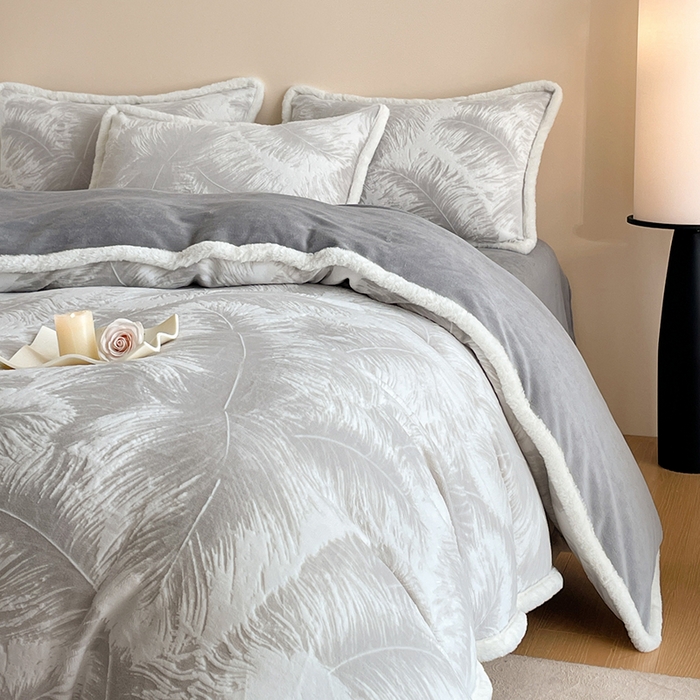 91家纺网 家纺一手货源 找家纺 吾诺家居 230克兔毛边雕花绒四件套-秋意系列 轻羽