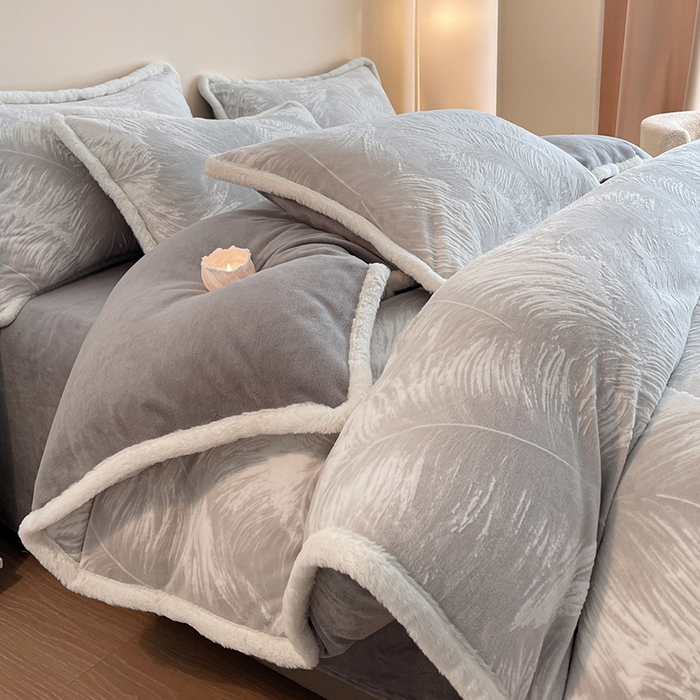 91家纺网 家纺一手货源 找家纺 吾诺家居 230克兔毛边雕花绒四件套-秋意系列 轻羽