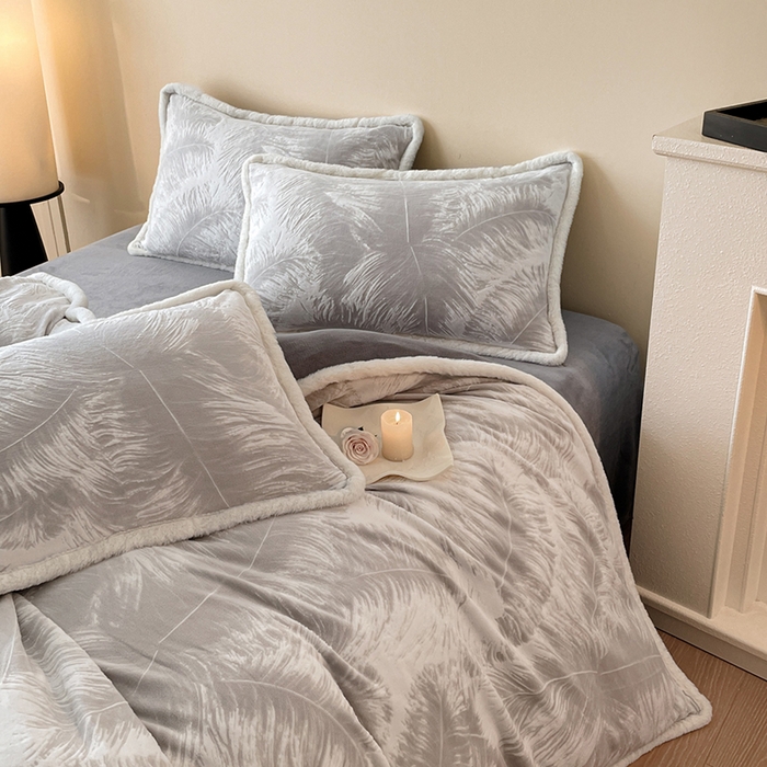 91家纺网 家纺一手货源 找家纺 吾诺家居 230克兔毛边雕花绒四件套-秋意系列 轻羽