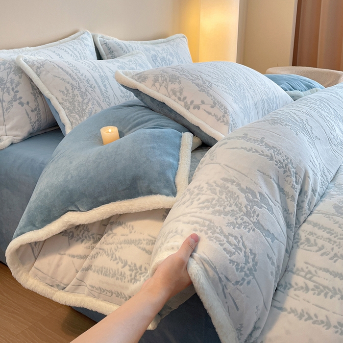 91家纺网 家纺一手货源 找家纺 （总）吾诺  兔毛边230克雕花牛奶绒四件套 - 秋意系列