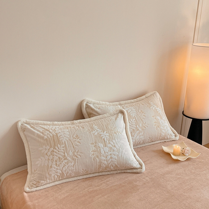 91家纺网 家纺一手货源 找家纺 吾诺家居 230克兔毛边雕花绒四件套-秋意系列 华美