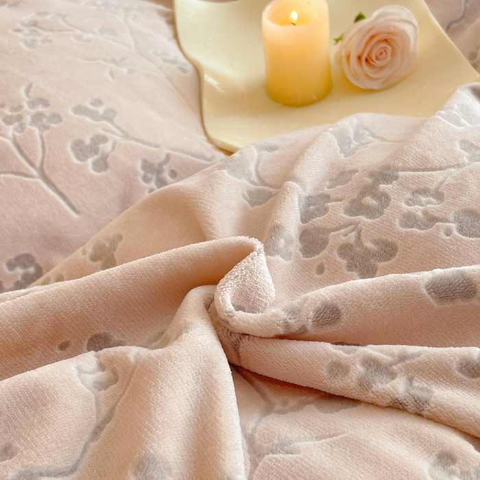 91家纺网 家纺一手货源 找家纺 吾诺家居 230克兔毛边雕花绒四件套-秋意系列 冬梅