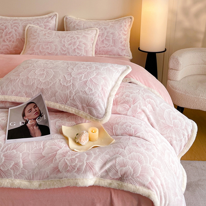 91家纺网 家纺一手货源 找家纺 吾诺家居 230克兔毛边雕花绒四件套-秋意系列 飞花