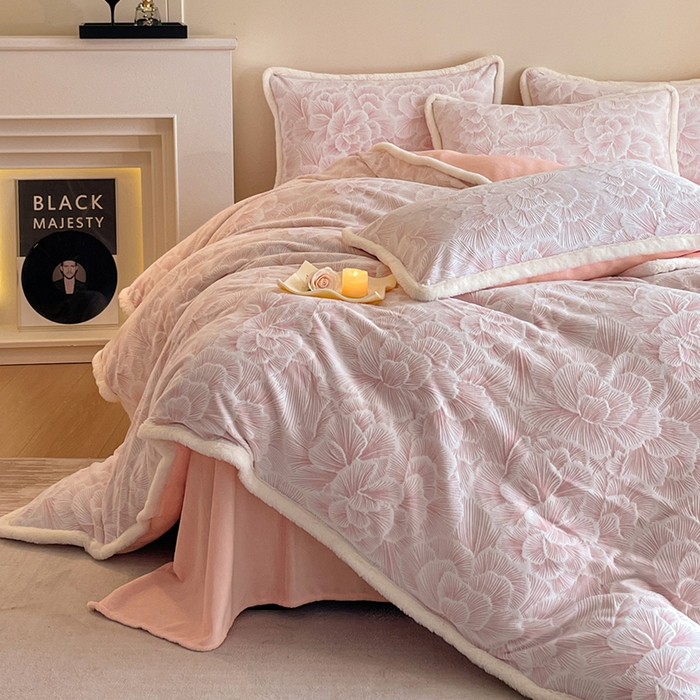 91家纺网 家纺一手货源 找家纺 吾诺家居 230克兔毛边雕花绒四件套-秋意系列 飞花