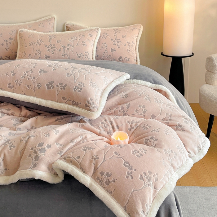 91家纺网 家纺一手货源 找家纺 吾诺家居 230克兔毛边雕花绒四件套-秋意系列 冬梅