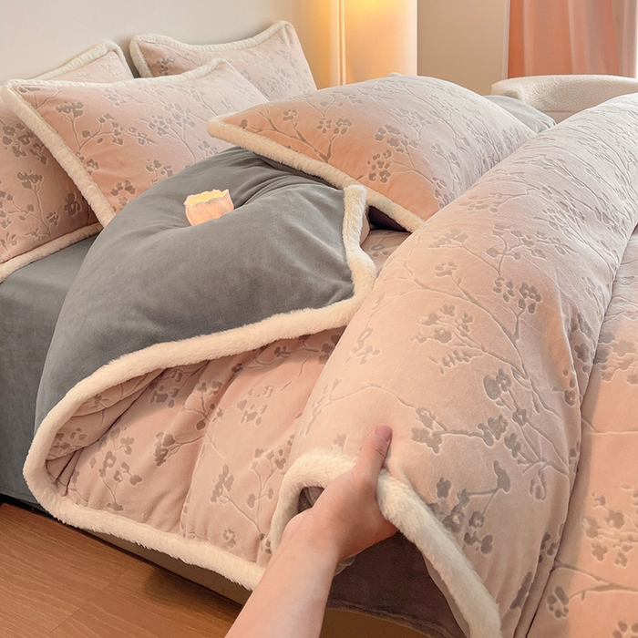 吾诺家居 230克兔毛边雕花绒四件套-秋意系列 冬梅