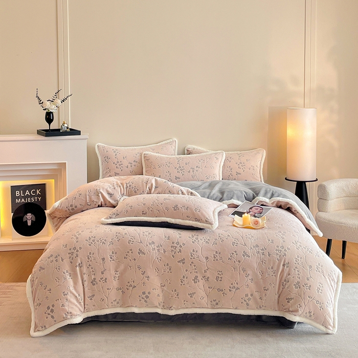 91家纺网 家纺一手货源 找家纺 吾诺家居 230克兔毛边雕花绒四件套-秋意系列 冬梅