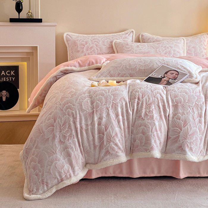 91家纺网 家纺一手货源 找家纺 吾诺家居 230克兔毛边雕花绒四件套-秋意系列 飞花