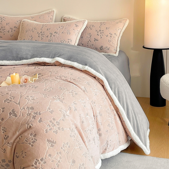 91家纺网 家纺一手货源 找家纺 吾诺家居 230克兔毛边雕花绒四件套-秋意系列 冬梅