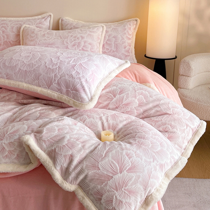 91家纺网 家纺一手货源 找家纺 吾诺家居 230克兔毛边雕花绒四件套-秋意系列 飞花