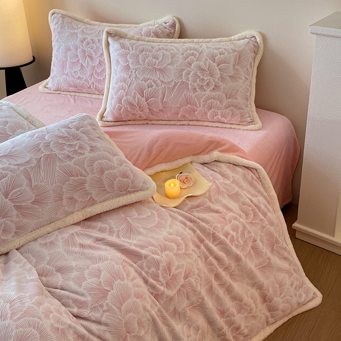 91家纺网 家纺一手货源 找家纺 吾诺家居 230克兔毛边雕花绒四件套-秋意系列 飞花