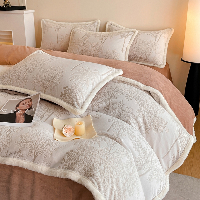 91家纺网 家纺一手货源 找家纺 吾诺家居 230克兔毛边雕花绒四件套-秋意系列 朝花