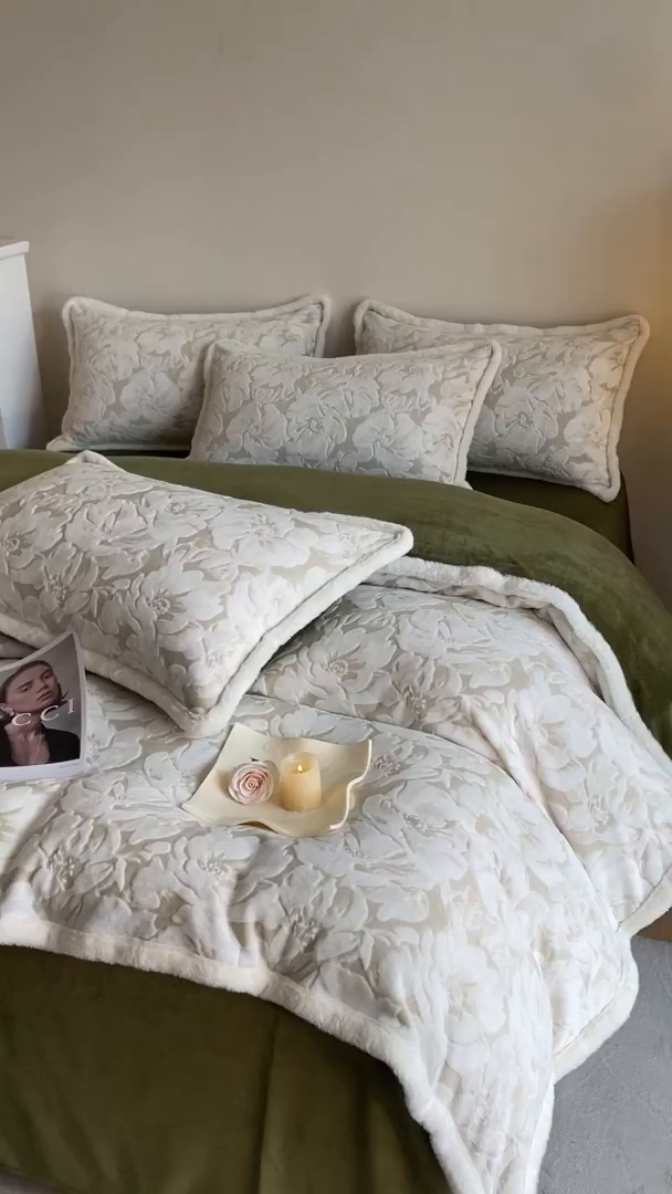 91家纺网 家纺一手货源 找家纺 吾诺家居 230克兔毛边雕花绒四件套-秋意系列 花海