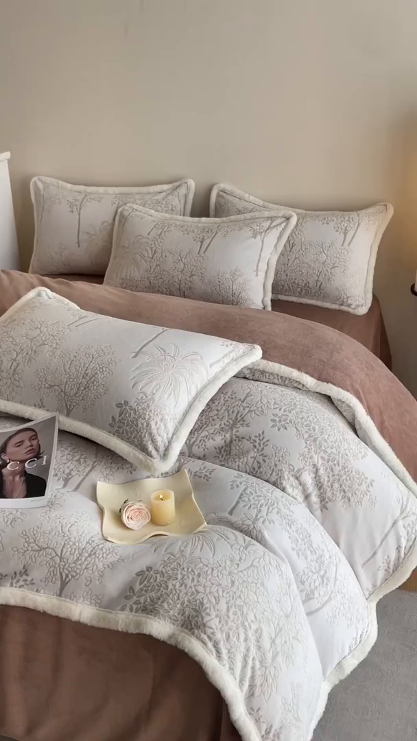 91家纺网 家纺一手货源 找家纺 （总）吾诺  兔毛边230克雕花牛奶绒四件套 - 秋意系列