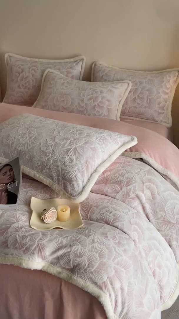 91家纺网 家纺一手货源 找家纺 吾诺家居 230克兔毛边雕花绒四件套-秋意系列 飞花