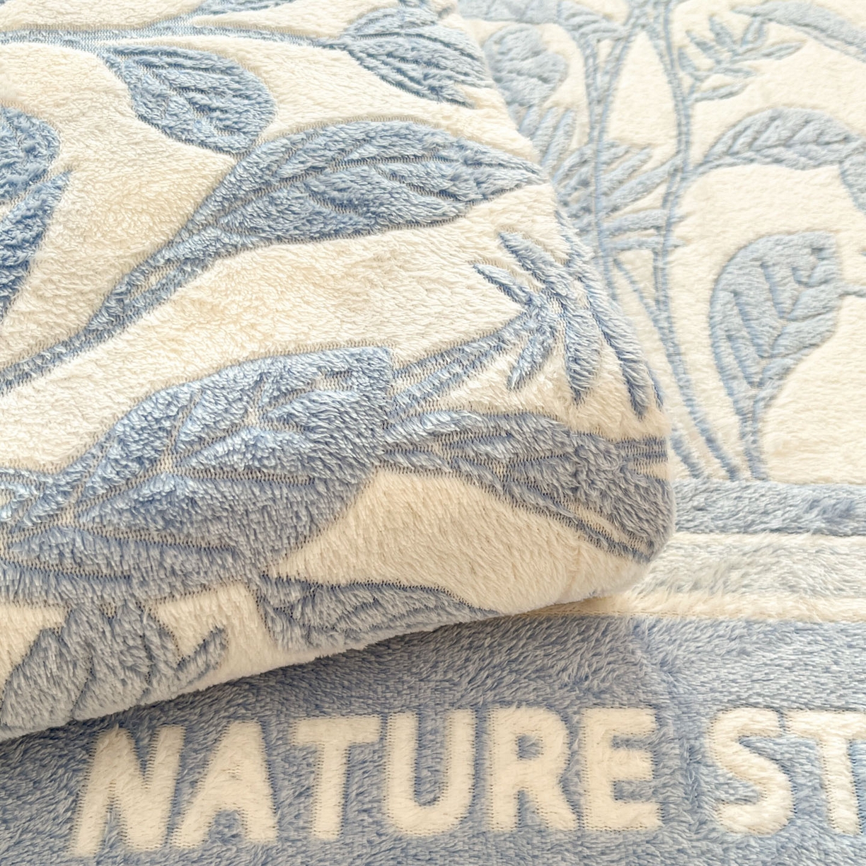 91家纺网 家纺一手货源 找家纺 川悦生活 2025新款高克重双面雪花绒印花毛毯三件套 毛毯月桂-蓝