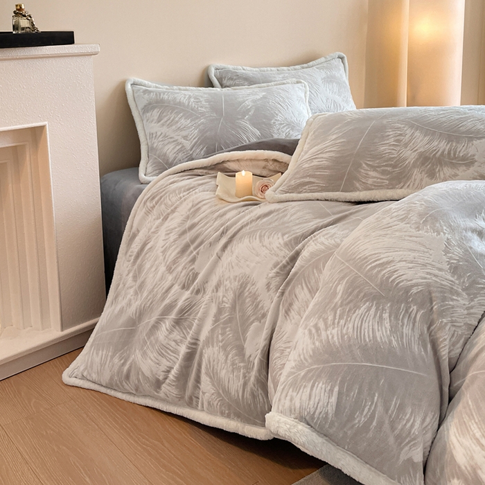 91家纺网 家纺一手货源 找家纺 吾诺家居 230克兔毛边雕花绒四件套-秋意系列 轻羽