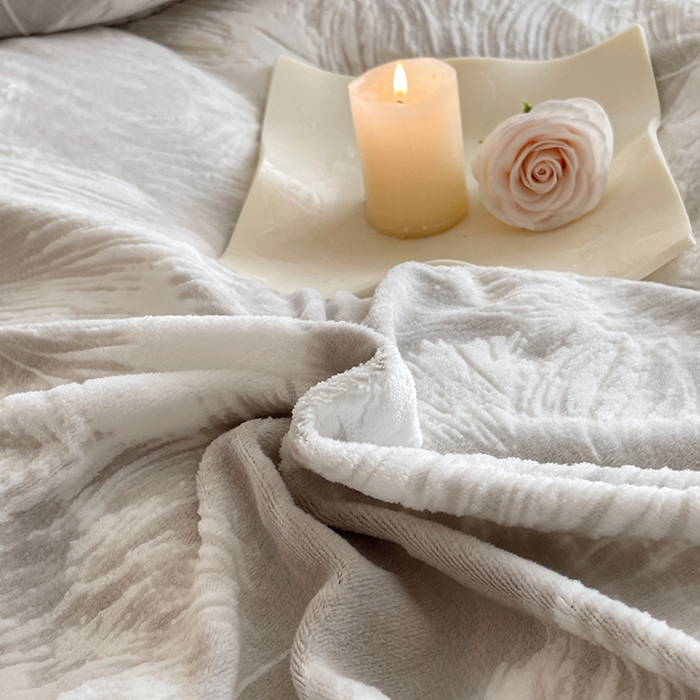 91家纺网 家纺一手货源 找家纺 吾诺家居 230克兔毛边雕花绒四件套-秋意系列 轻羽