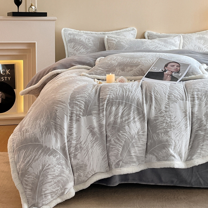 91家纺网 家纺一手货源 找家纺 吾诺家居 230克兔毛边雕花绒四件套-秋意系列 轻羽