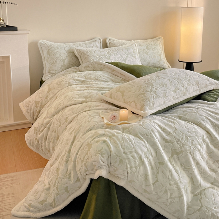 91家纺网 家纺一手货源 找家纺 吾诺家居 230克兔毛边雕花绒四件套-秋意系列 花海