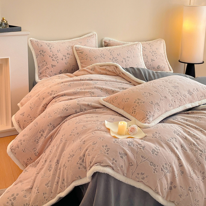 91家纺网 家纺一手货源 找家纺 吾诺家居 230克兔毛边雕花绒四件套-秋意系列 冬梅