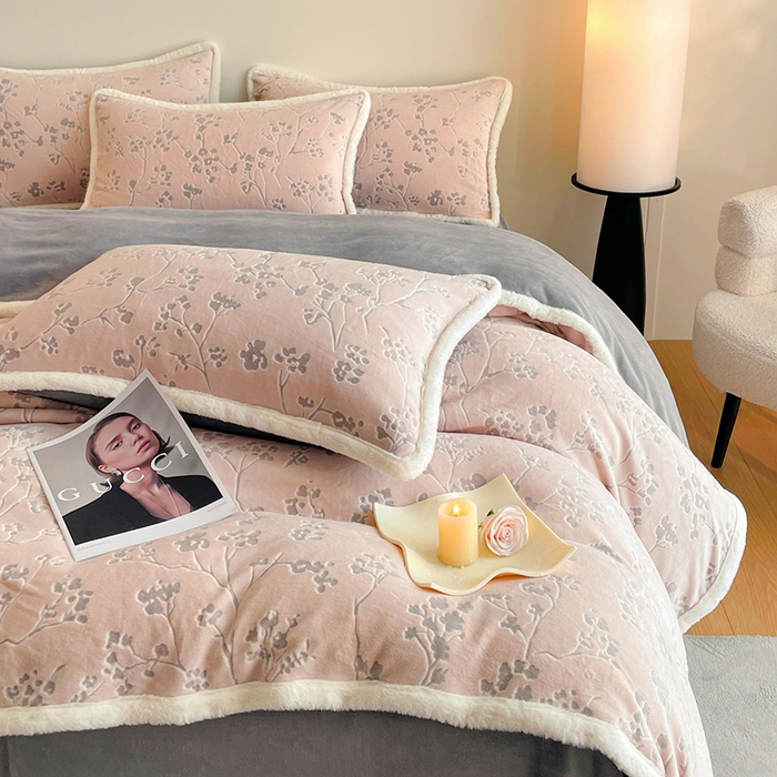 91家纺网 家纺一手货源 找家纺 吾诺家居 230克兔毛边雕花绒四件套-秋意系列 冬梅