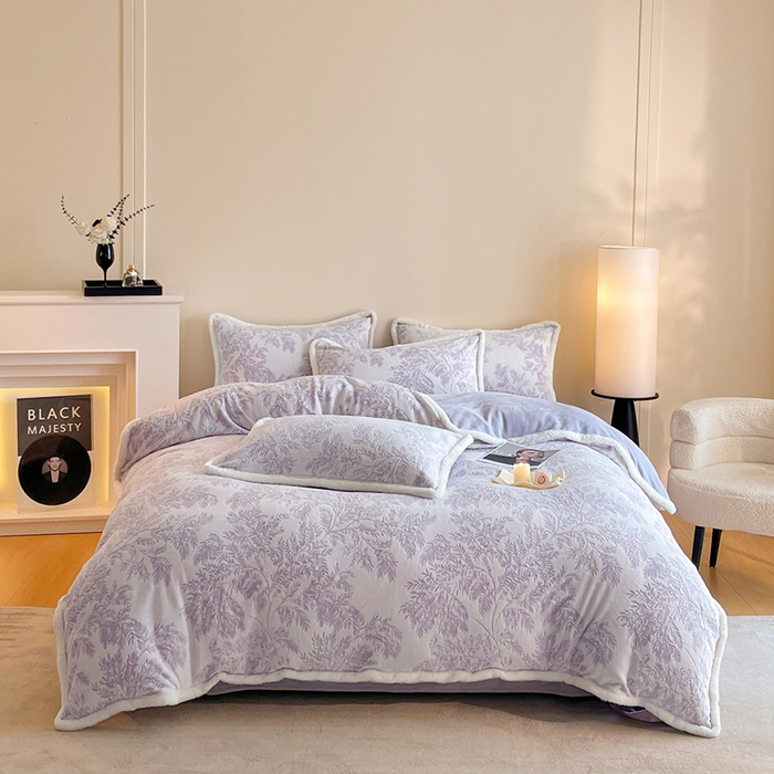 91家纺网 家纺一手货源 找家纺 吾诺家居 230克兔毛边雕花绒四件套-秋意系列 紫叶