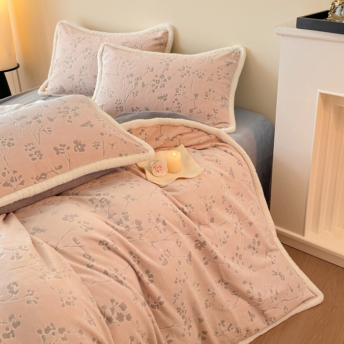 91家纺网 家纺一手货源 找家纺 吾诺家居 230克兔毛边雕花绒四件套-秋意系列 冬梅