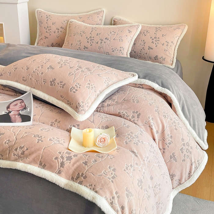 91家纺网 家纺一手货源 找家纺 吾诺家居 230克兔毛边雕花绒四件套-秋意系列 冬梅