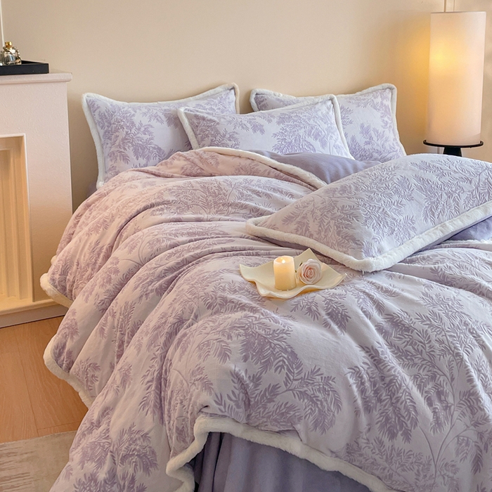 91家纺网 家纺一手货源 找家纺 吾诺家居 230克兔毛边雕花绒四件套-秋意系列 紫叶